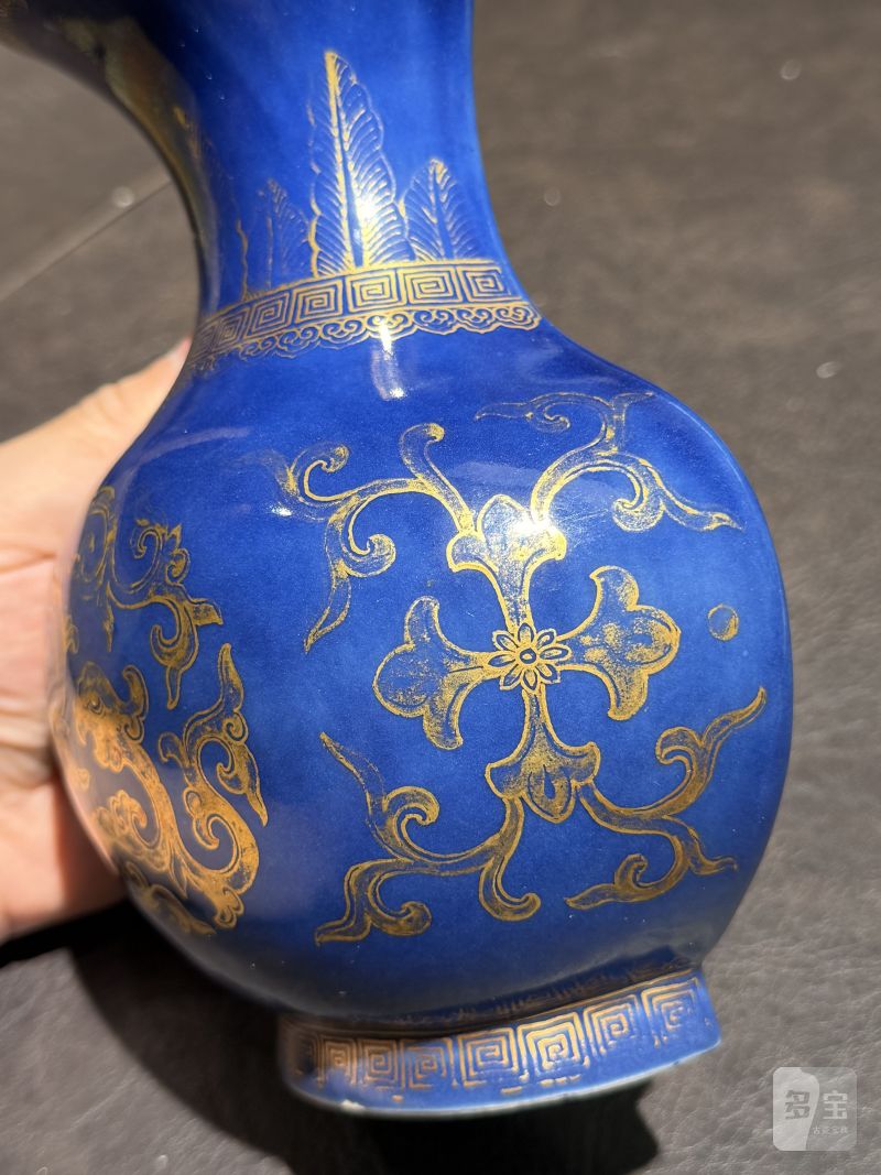 清乾隆 宝石蓝釉描金团龙纹壁瓶 - 图8